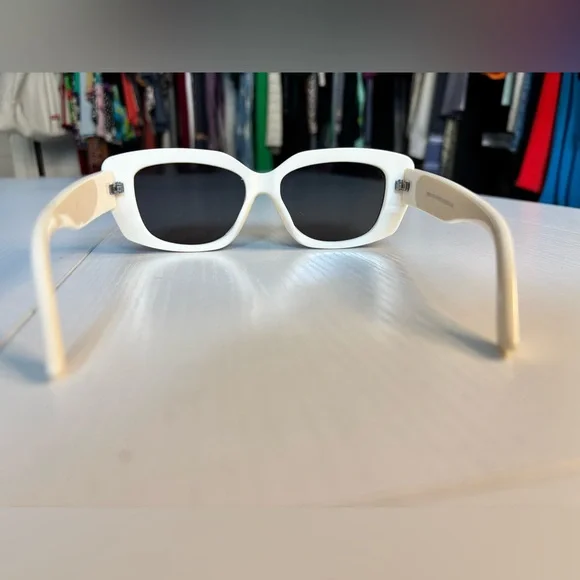 Retro Curved Rectangular Shaped White/Cream Sunglasses - Picture 3 of 5